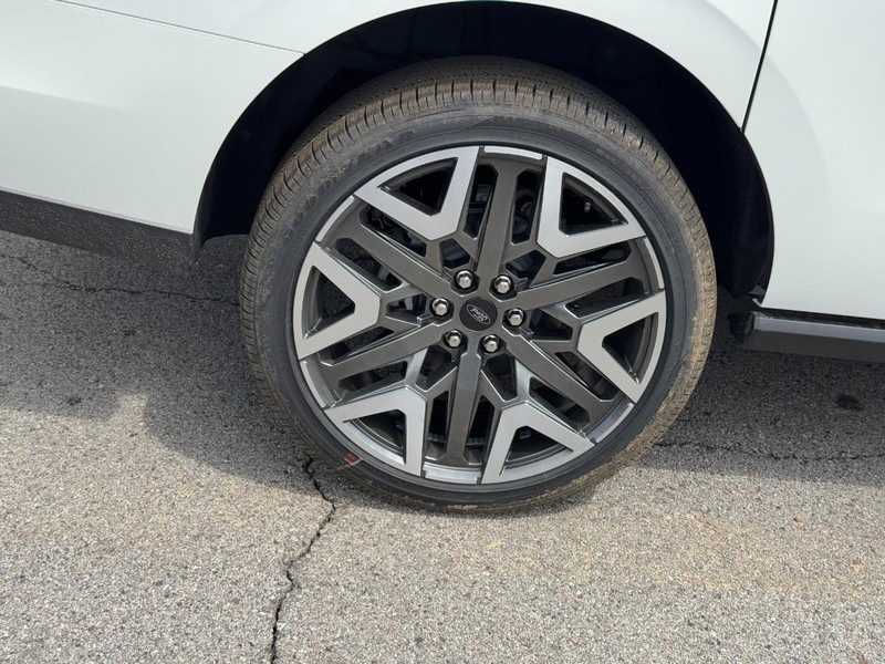 Ford Expedition Max Vehicle Full-screen Gallery Image 4