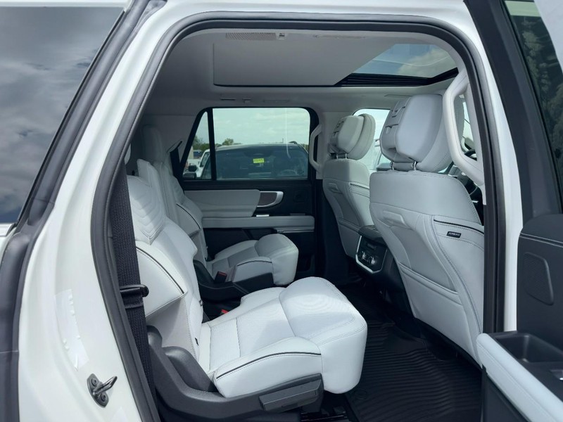 Ford Expedition Max Vehicle Full-screen Gallery Image 5