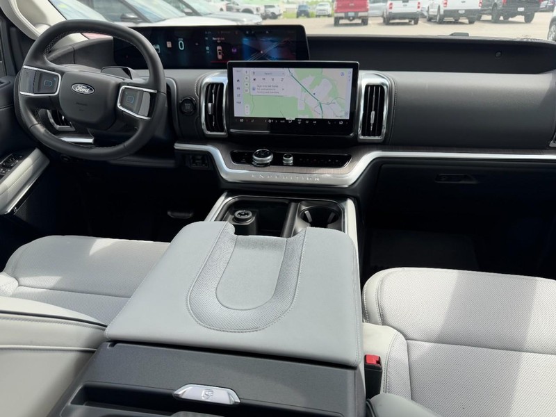 Ford Expedition Max Vehicle Full-screen Gallery Image 7