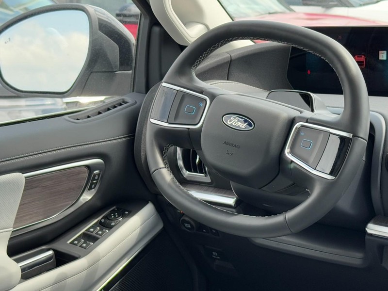 Ford Expedition Max Vehicle Full-screen Gallery Image 8