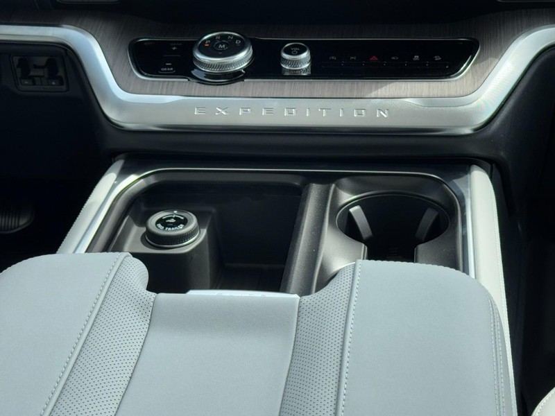 Ford Expedition Max Vehicle Full-screen Gallery Image 10