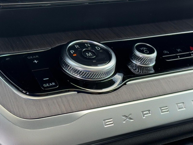 Ford Expedition Max Vehicle Full-screen Gallery Image 13