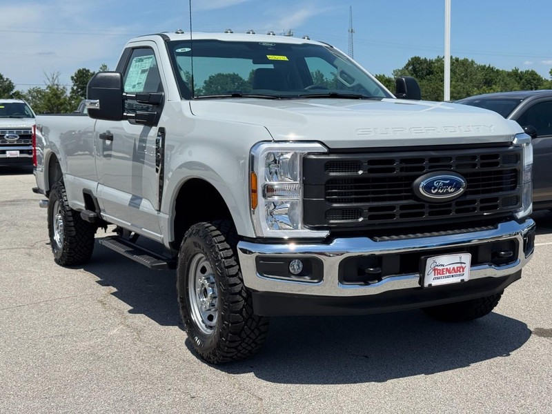 Ford Super Duty F-250 SRW Vehicle Full-screen Gallery Image 2