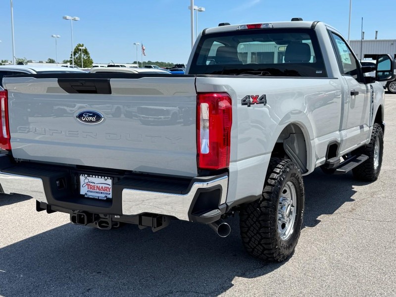 Ford Super Duty F-250 SRW Vehicle Full-screen Gallery Image 3