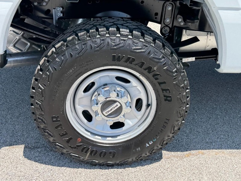 Ford Super Duty F-250 SRW Vehicle Full-screen Gallery Image 4