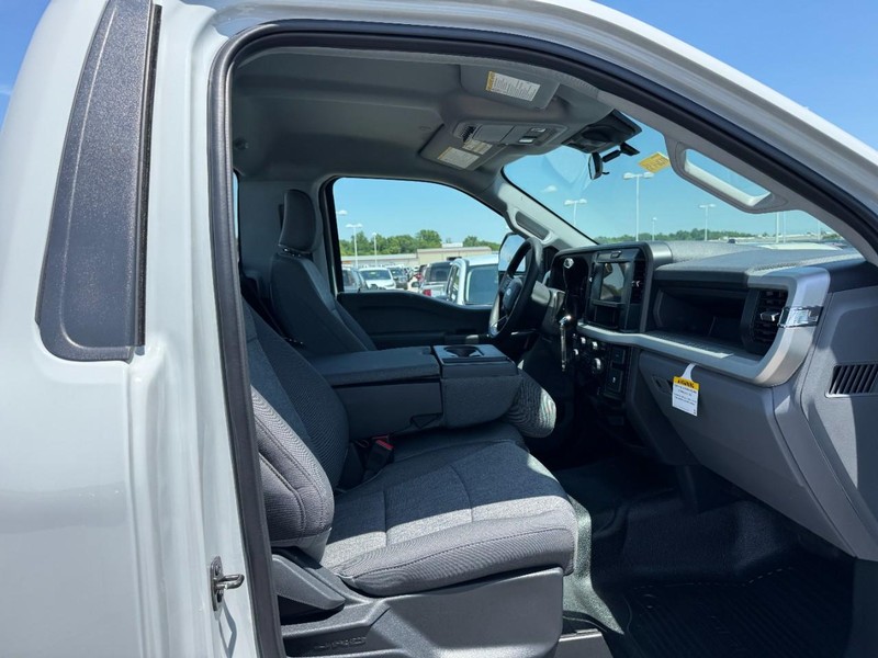 Ford Super Duty F-250 SRW Vehicle Full-screen Gallery Image 5
