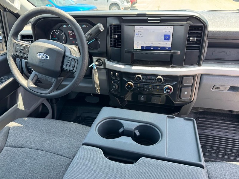 Ford Super Duty F-250 SRW Vehicle Full-screen Gallery Image 6