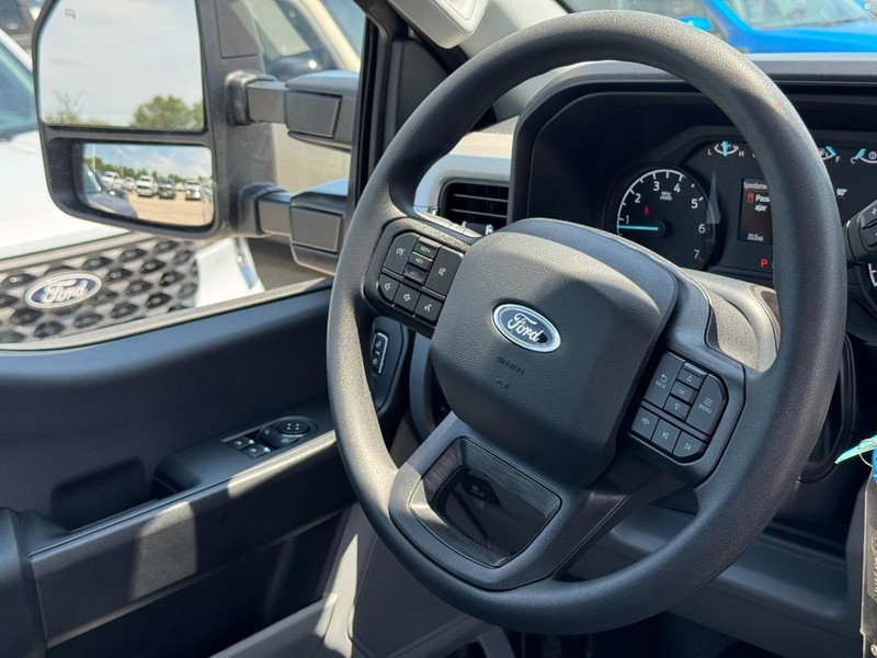 Ford Super Duty F-250 SRW Vehicle Full-screen Gallery Image 7