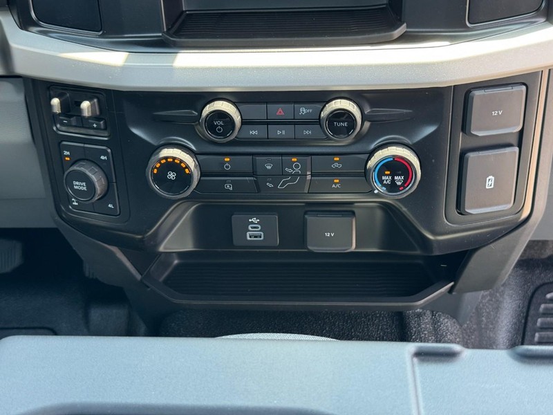 Ford Super Duty F-250 SRW Vehicle Full-screen Gallery Image 9
