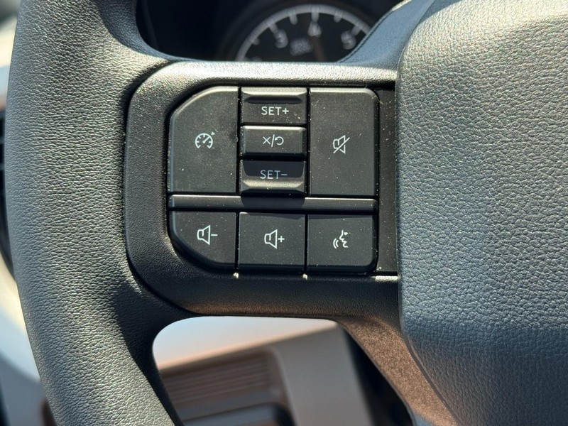 Ford Super Duty F-250 SRW Vehicle Full-screen Gallery Image 10