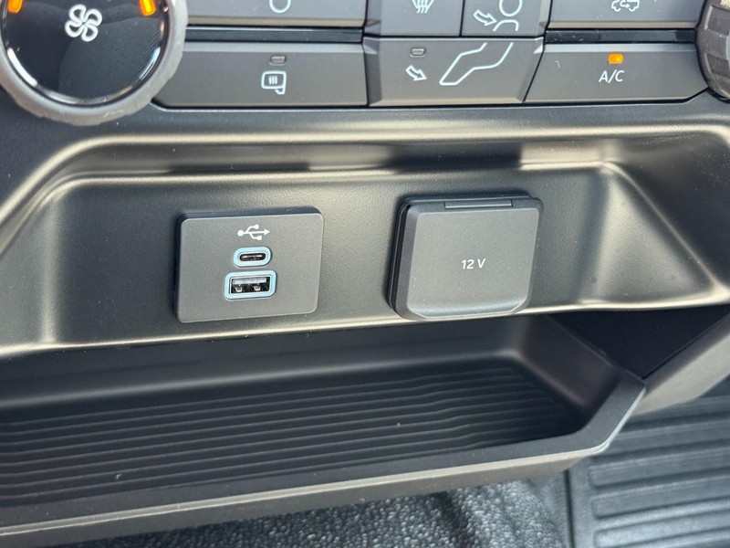 Ford Super Duty F-250 SRW Vehicle Full-screen Gallery Image 12