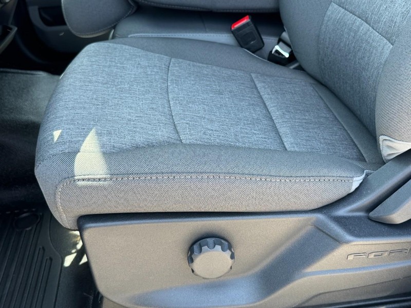 Ford Super Duty F-250 SRW Vehicle Full-screen Gallery Image 15