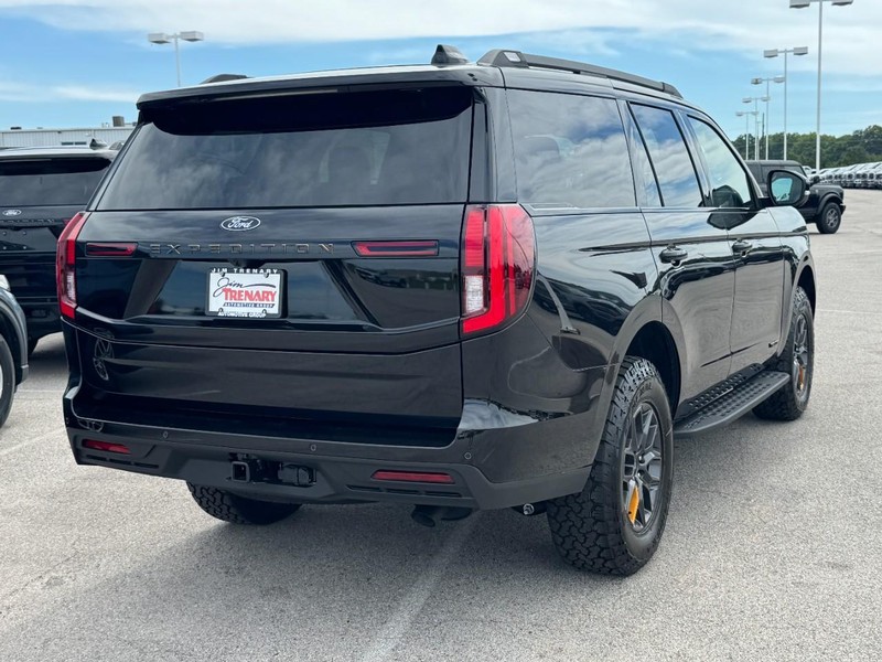 Ford Expedition Vehicle Full-screen Gallery Image 3