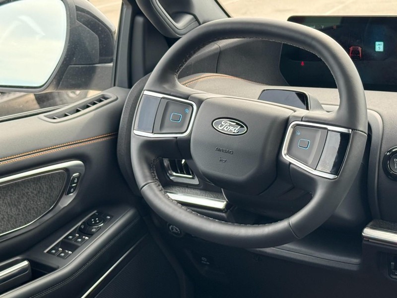 Ford Expedition Vehicle Full-screen Gallery Image 8
