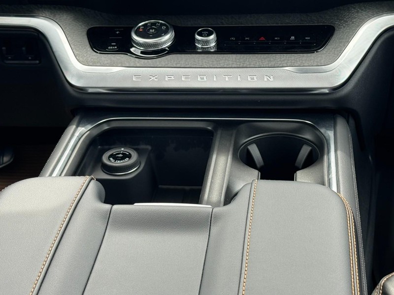 Ford Expedition Vehicle Full-screen Gallery Image 10