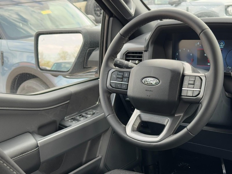 Ford F-150 Vehicle Full-screen Gallery Image 7