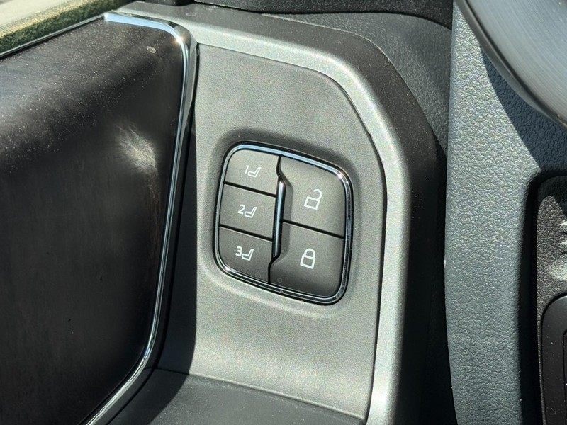 Ford Super Duty F-350 SRW Vehicle Image 10