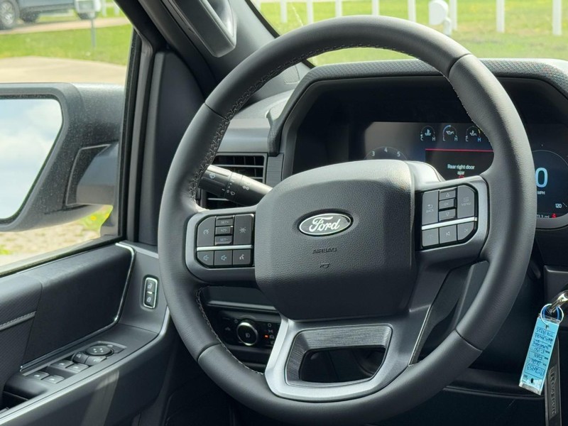 Ford F-150 Vehicle Full-screen Gallery Image 7