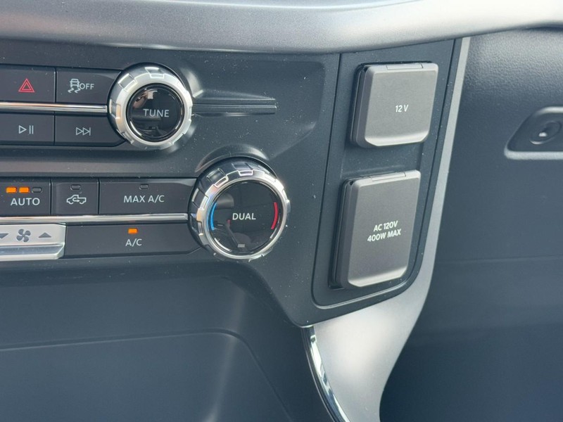 Ford F-150 Vehicle Full-screen Gallery Image 12