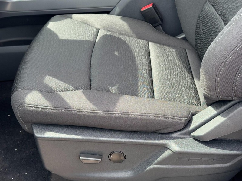 Ford F-150 Vehicle Full-screen Gallery Image 14