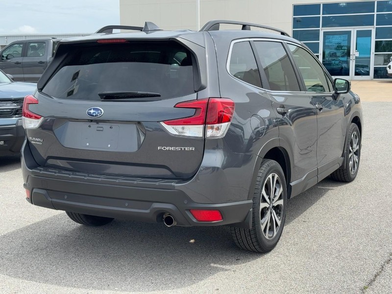 Subaru Forester Vehicle Full-screen Gallery Image 3