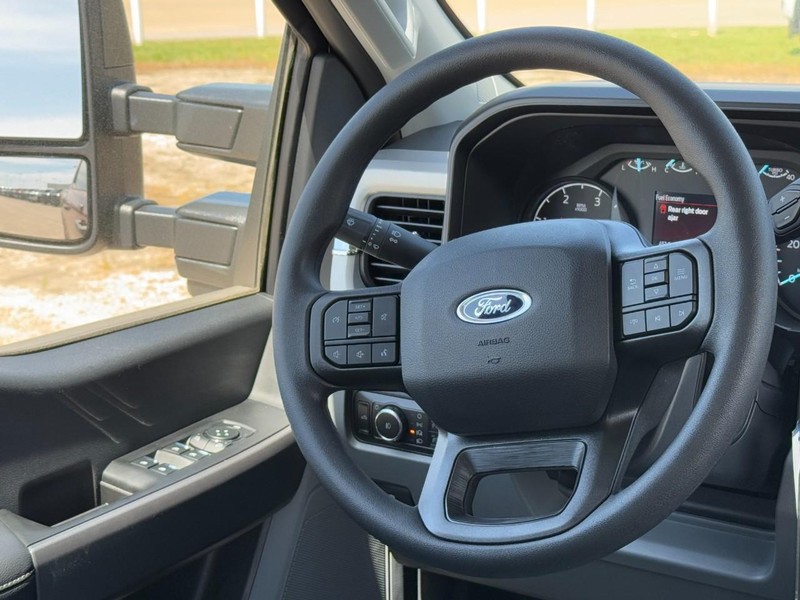 Ford Super Duty F-350 SRW Vehicle Image 07