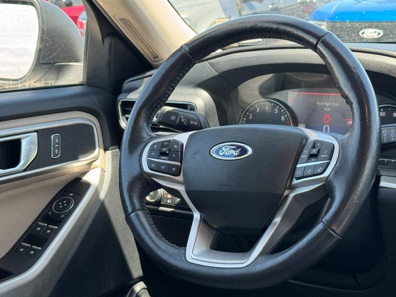 Ford Explorer Vehicle Image 12