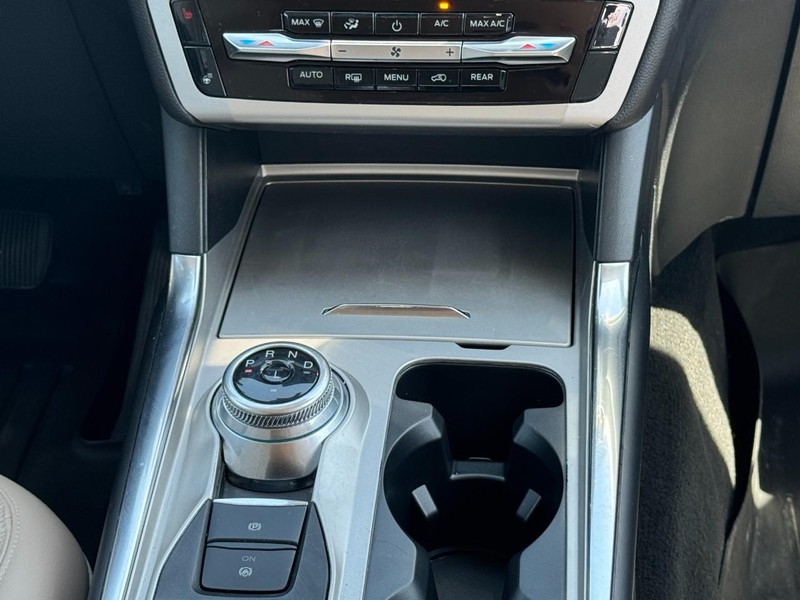 Ford Explorer Vehicle Image 14