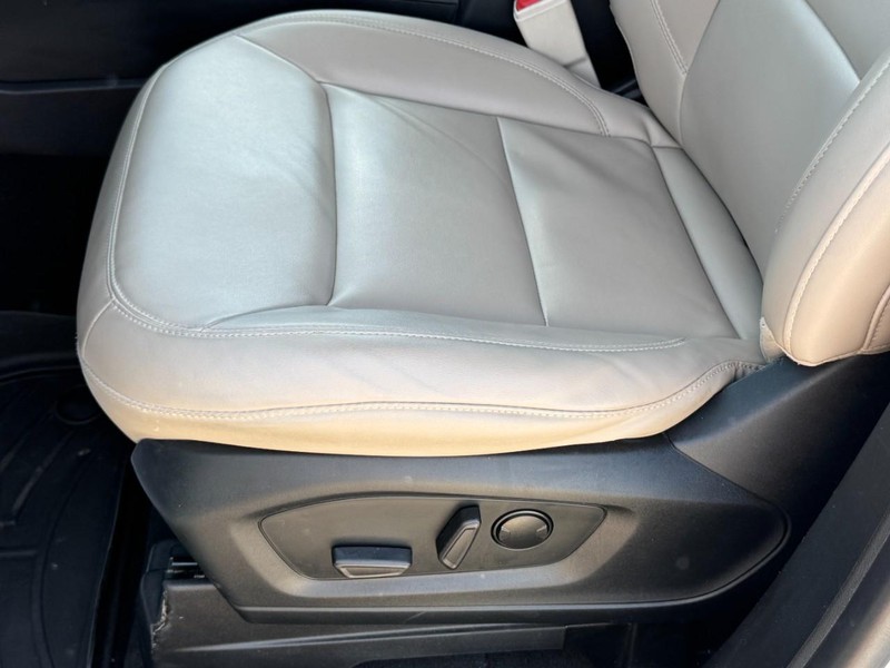 Ford Explorer Vehicle Image 23