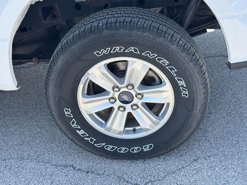 Ford F-150 Vehicle Full-screen Gallery Image 7