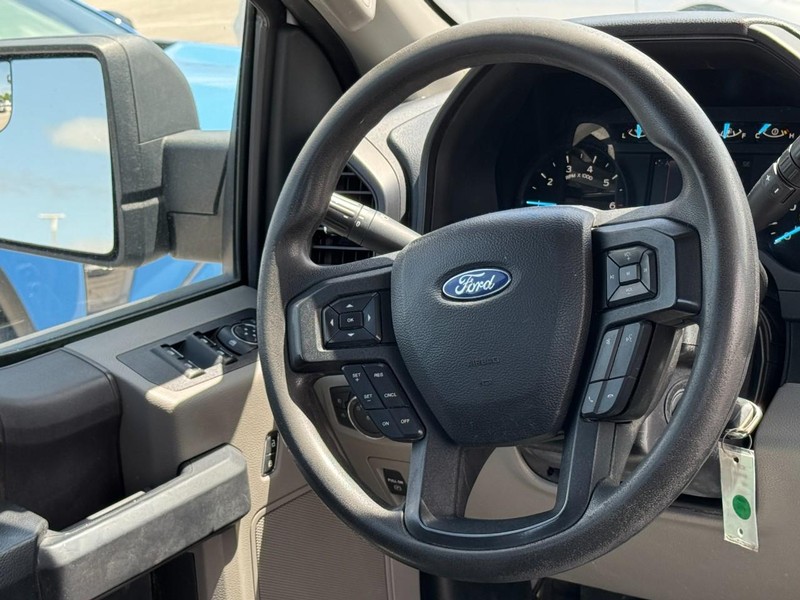 Ford F-150 Vehicle Full-screen Gallery Image 12