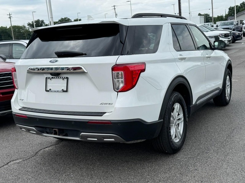Ford Explorer Vehicle Full-screen Gallery Image 03