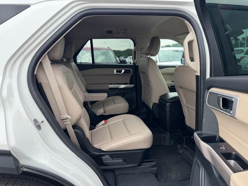 Ford Explorer Vehicle Full-screen Gallery Image 10