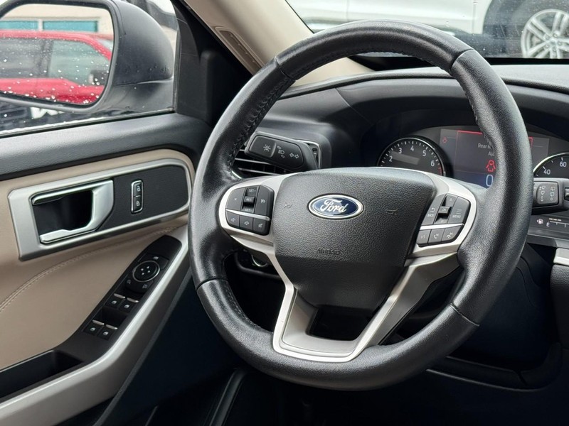 Ford Explorer Vehicle Full-screen Gallery Image 12