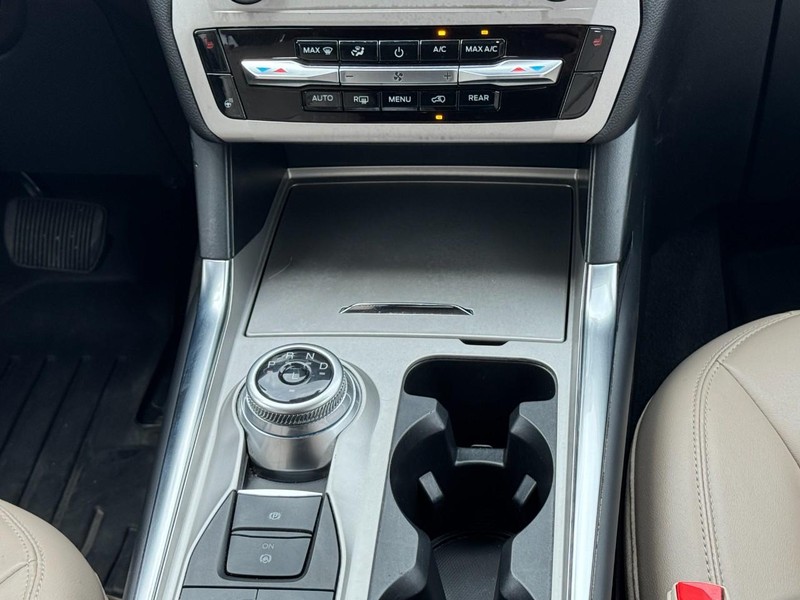 Ford Explorer Vehicle Full-screen Gallery Image 14