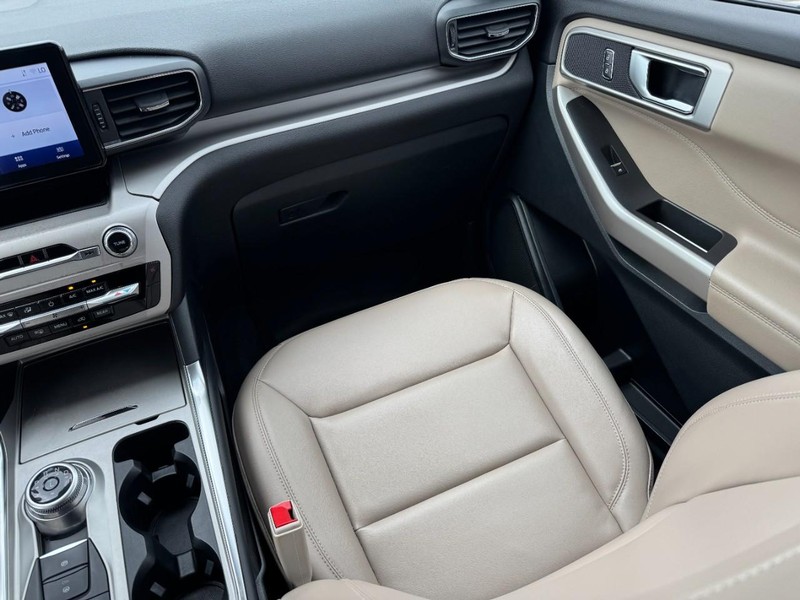 Ford Explorer Vehicle Full-screen Gallery Image 15