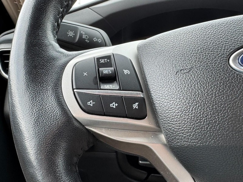 Ford Explorer Vehicle Full-screen Gallery Image 16