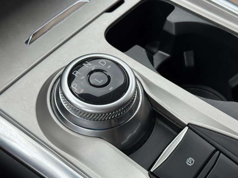 Ford Explorer Vehicle Full-screen Gallery Image 19