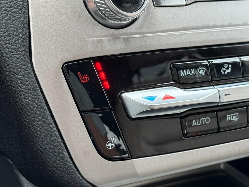 Ford Explorer Vehicle Full-screen Gallery Image 20