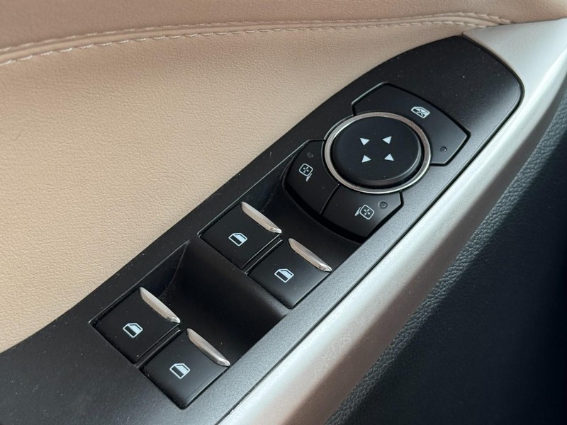 Ford Explorer Vehicle Full-screen Gallery Image 22