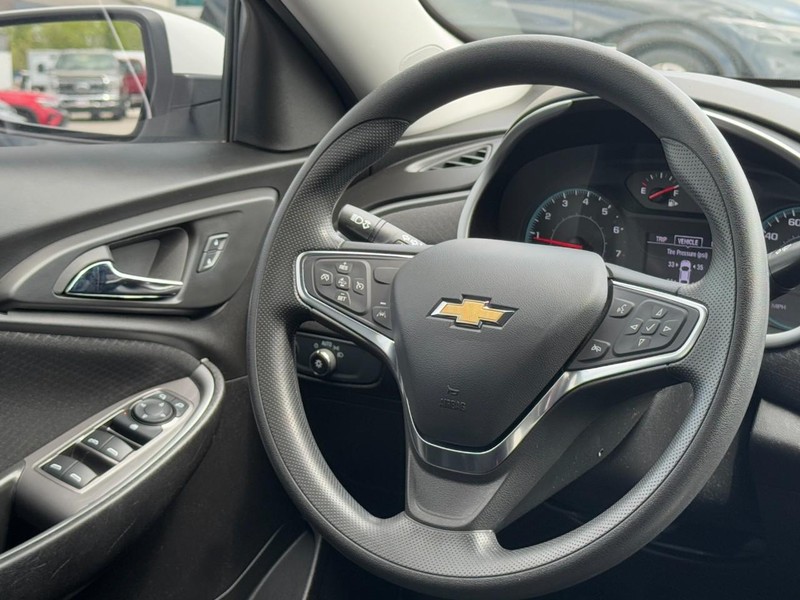 Chevrolet Malibu Vehicle Image 11