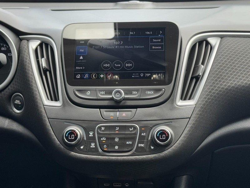 Chevrolet Malibu Vehicle Image 12