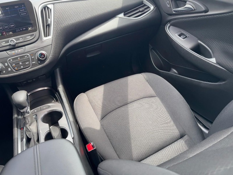 Chevrolet Malibu Vehicle Image 14