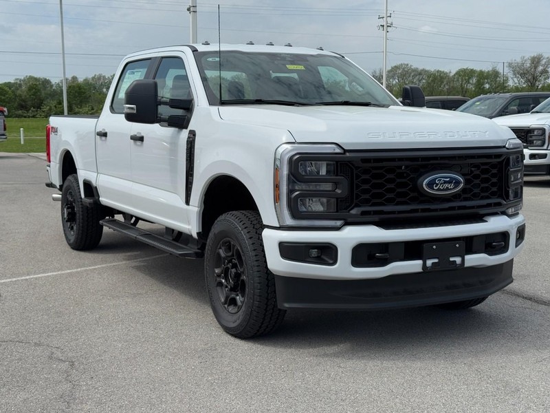 Ford Super Duty F-250 SRW Vehicle Full-screen Gallery Image 2