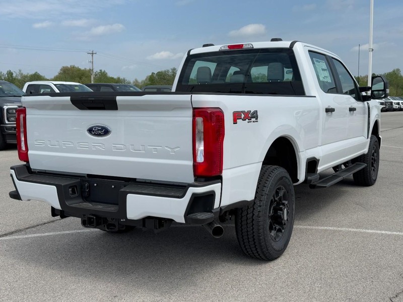 Ford Super Duty F-250 SRW Vehicle Full-screen Gallery Image 3