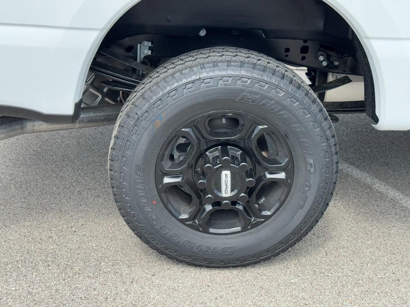 Ford Super Duty F-250 SRW Vehicle Full-screen Gallery Image 4