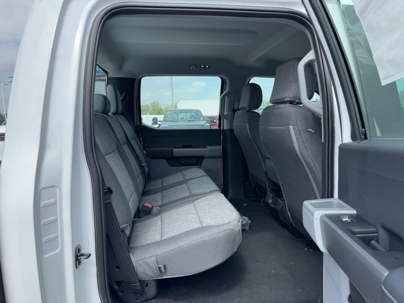 Ford Super Duty F-250 SRW Vehicle Full-screen Gallery Image 5