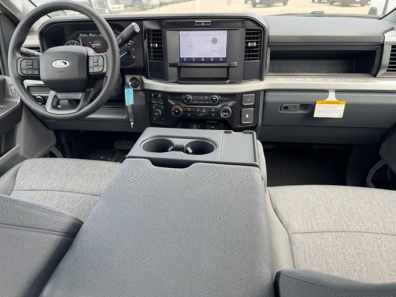 Ford Super Duty F-250 SRW Vehicle Full-screen Gallery Image 6