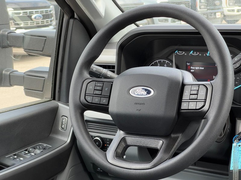 Ford Super Duty F-250 SRW Vehicle Full-screen Gallery Image 7