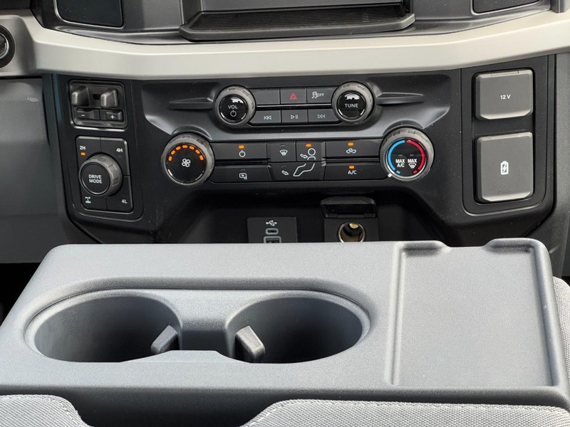 Ford Super Duty F-250 SRW Vehicle Full-screen Gallery Image 9